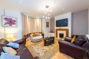 Chestnut Heritage,- Large & Cheerful 5 bedroom house with free parking